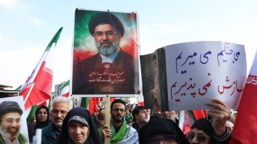 El nuevo líder supremo de Irán, Mojtaba Jameneí, afirmó este jueves en su primer mensaje a la nación que el estrecho de Ormuz debe permanecer cerrado”. “El Estrecho de Ormuz debe permanecer cerrado”, dijo la nueva máxima autoridad política y religiosa de Irán en un comunicado leído por una presentadora en la televisión estatal.&nbsp;