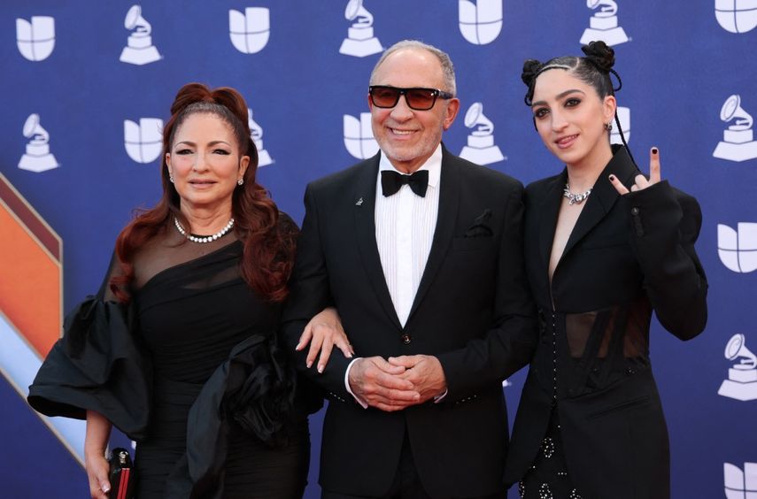 La cantante y compositora cubanoamericana Gloria Estefan, su esposo, el productor Emilio Estefan, y su hija Emily Estefan asistieron a la 26.ª edición de los Premios Latin Grammy en el MGM Grand Garden Arena de Las Vegas, Nevada, el 13 de noviembre de 2025.&nbsp;