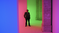 El artista venezolano Carlos Cruz-Diez (1923-2019) posa durante su instalación Cromosaturación en París.&nbsp;