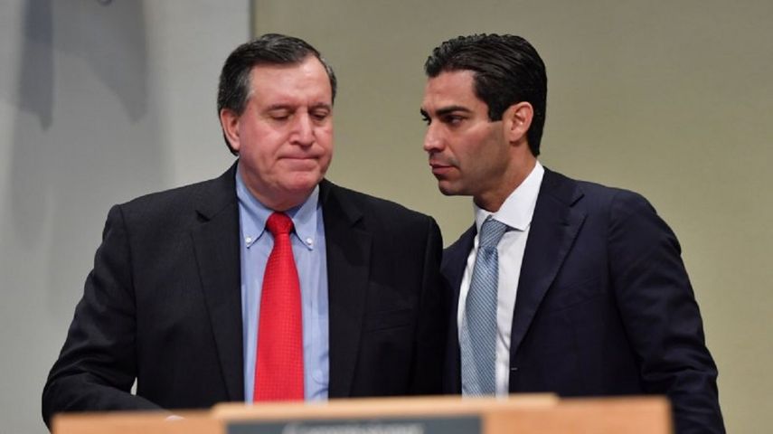 Joe Carollo (Izq) ha insistido en que la oficina de abogados en la que trabaja Francis Suárez (Derecha)representa al propietario de Ball & Chain, donde dice se cometen infracciones a la ley