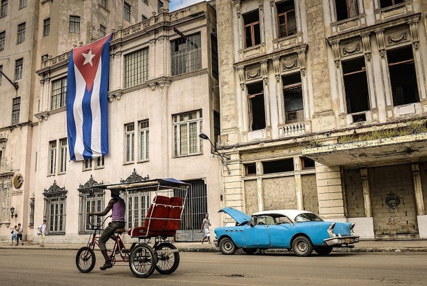 Imagen tomada de internet de una bandera cubana en una fachada de La Habana. (CORTESIA)