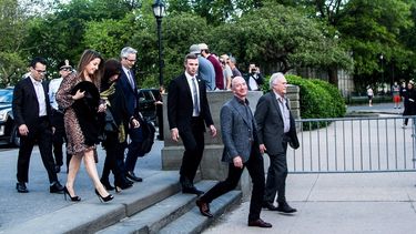 El fundador de Amazon Jeff Bezos (2do der.) llega acompañado de su padres a la inauguración del Museo de la Estatua de la Libertad en Liberty Island, Nueva York.