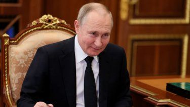 El presidente ruso Vladimir Putin habla en una reunión en el Kremlin, en Moscú, 6 de diciembre de 2022.