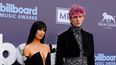 El rapero Machine Gun Kelly y la actriz Megan Fox posan en la alfombra de los premios Billboard.&nbsp;