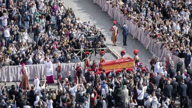 Miles de personas observan la llegada del féretro del Papa Francisco I a la Basílica de San Pedro, a 23 de abril de 2025, en Ciudad del Vaticano. El féretro del Papa Francisco, fallecido el pasado 21 de abril a los 88 años, se encuentra en la Basílica Papal de San Pedro en el Vaticano para ser velado, tras ser trasladado desde la capilla de la residencia de Santa Marta. A la llegada del féretro a la&nbsp;Plaza de San Pedro se han podido escuchar aplausos que salían de entre los cerca de 20.000 fieles congregados para despedir al Papa.