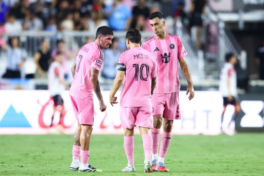 Rodrigo de Paul #7, Lionel Messi #10 y Sergio Busquets #5 del Inter Miami hablan en el campo en la segunda mitad durante el partido de la fase uno de la Copa de la Liga entre el Inter Miami CF y el Atlas FC en el Chase Stadium el 30 de julio de 2025 en Fort Lauderdale, Florida.&nbsp;