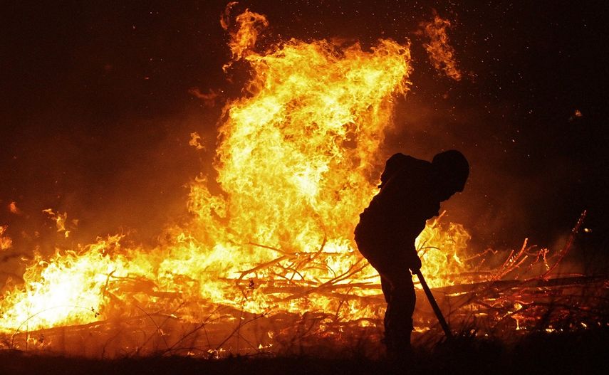 Bomberos combaten un incendio forestal la madrugada del 30 de enero de 2017, en la localidad de Portezuelo, en la provincia de Ñuble, al sur de Santiago de Chile.&nbsp;