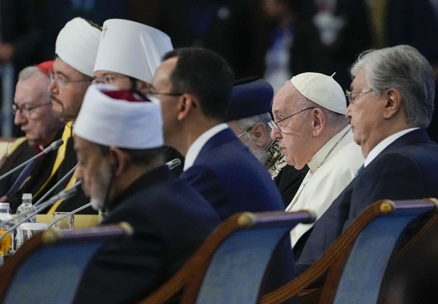El papa Francisco, segundo por la derecha, asiste al 7mo Congreso de Líderes del Mundo y Religiones Tradicionales en Nursultán, Kazajistán, el miércoles 14 de septiembre de 2022.&nbsp;