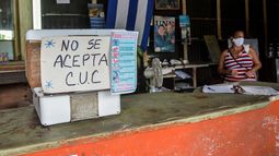 Vista de un cartel que advierte sobre el uso del CUC, la moneda que el régimen ha intentado igualar al dólar, en una tienda en La Habana, el 15 de septiembre de 2020.