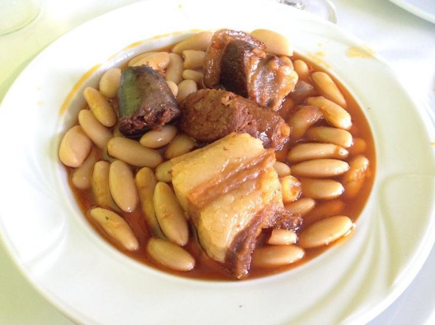 La fabada, un plato tradicional de la gastronomía asturiana, es un cocido de habas con compango, chorizo, morcilla de cerdo y tocino entreverado.
