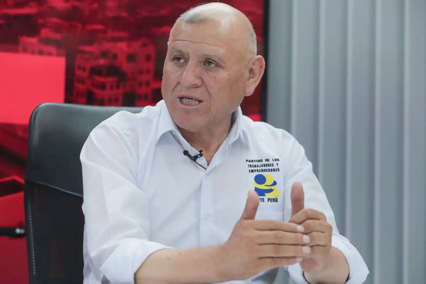 Fotografía cedida este domingo por la agencia Andina que muestra a Napoleón Becerra García, candidato presidencial por el Partido de los Trabajadores y Emprendedores (PTE-Perú).&nbsp;