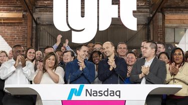 Fotografía cedida por Lyft donde aparecen su presidente y cofundador, John Zimmer (2 izq.) y el presidente ejecutivo y cofundador, Logan Green (2 der.), mientras celebran, junto a otros ejecutivos, la entrada de la empresa a Wall Street este 29 de marzo de 2019, en el Centro de Conductores en Los Ángeles, California.