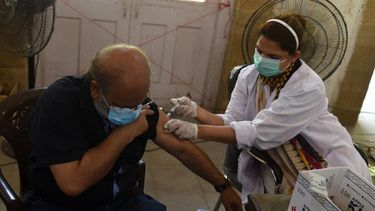 Un hombre recibe una dosis de la vacuna.