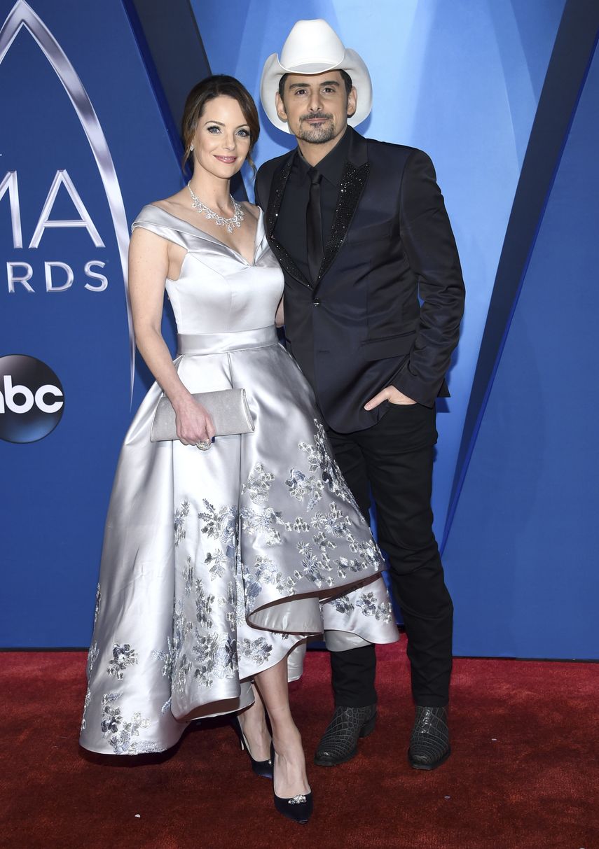 El cantante Brad Paisley y su esposa, la actriz Kimberly Williams-Paisley, llegan a la ceremonia de los Premios CMA de la Música Country el 8 de noviembre del 2017 en Nashville, Tennessee. La pareja se ha propuesta aliviar el hambre de los necesitados. 