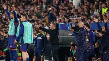 El entrenador alemán del Barcelona, Hans-Dieter Flick (C), hace un gesto durante el partido de ida de los cuartos de final de la Liga de Campeones de la UEFA ante el Atlético de Madrid en el estadio Camp Nou de Barcelona, el 8 de abril de 2026.&nbsp;
