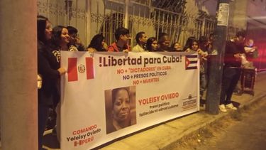 Decenas de manifestantes se congregaron&nbsp; frente a la Embajada de Cuba en Perú para rechazar la sistemática violación de los derechos humanos por parte del régimen castrista.