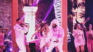 Prince Royce y el rapero El Alfa sorprenden a los asistentes y protagonizan uno de los mejores momentos de la gala de Premio Lo Nuestro el 23 de febrero de 2022.