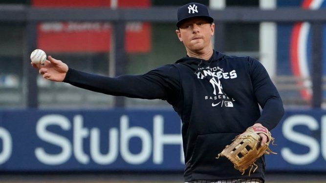 DJ LeMahieu, de los Yanquis de Nueva York, calienta previo al Juego 1 de la Serie Divisional de la Liga Americana en contra de los Guardianes de Cleveland, el lunes 10 de octubre de 2022, en Nueva York.&nbsp;