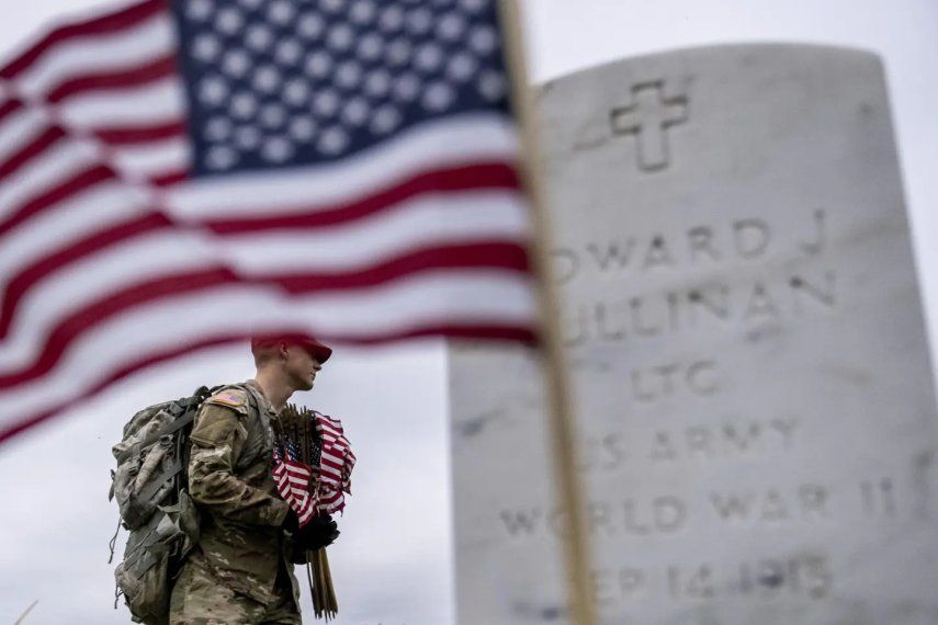 Soldado del Ejército de Estados Unidos ubica banderas en cada una cada una de las tumbas donde descansan los restos de soldados estadounidenses caídos en las distintas guerras.