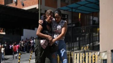 Familiares en busca de información de seres queridos detenidos a su salida de la sede central de la Policía Nacional Bolivariana, en Caracas, el 1 de agosto 2024
