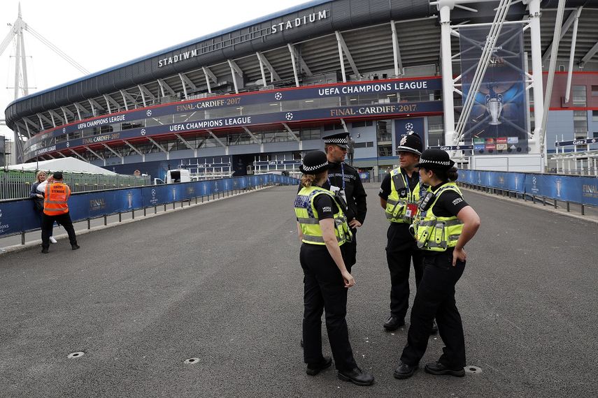 Efectivos policiales junto al estadio Millennium de Cardiff, en la víspera de la final de la&nbsp;Liga&nbsp;de&nbsp;Campeones&nbsp;que enfrenta al Real Madrid con el Juventus de Turín.&nbsp;