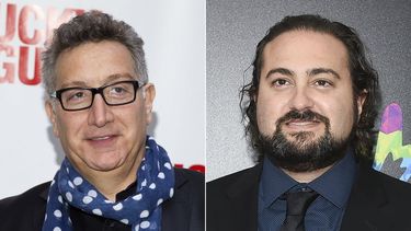 El dramaturgo y director de teatro Mois&eacute;s Kaufman, a la izquierda, llega al estreno de Lucky Guy en Nueva York el 1 de abril de 2013, y el escritor y cineasta Jonathan Jakubowicz asiste al estreno estadounidense de su pel&iacute;cula Hands of Stone en Nueva York el 22 de agosto de 2016.&nbsp;