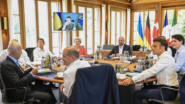 Desde el frente, en el sentido de las agujas del reloj, el canciller de Alemania, Olaf Scholz; el presidente de EEUU, Joe Biden; el primer ministro británico, Boris Johnson; el primer ministro de Japón, Fumio Kishida, la presidenta de la Comisión Europea, Ursula von der Leyen, el presidente del Consejo Europeo, Charles Michel; el primer ministro de Italia, Mario Draghi; el primer ministro de Canadá, Justin Trudeau, y el presidente de Francia, Emmanuel Macron, sentados en una mesa mientras el presidente de Ucrania, Volodymyr Zelensky, se dirige a ellos por videoconferencia durante una cumbre del G7 en Kruen, Alemania, el lunes 27 de junio de 2022.&nbsp;