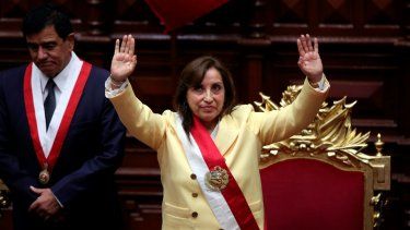 La exvicepresidenta Dina Boluarte saluda a los legisladores luego de jurar su cargo como presidenta en el Congreso en Lima, Perú, el miércoles 7 de diciembre de 2022.&nbsp;