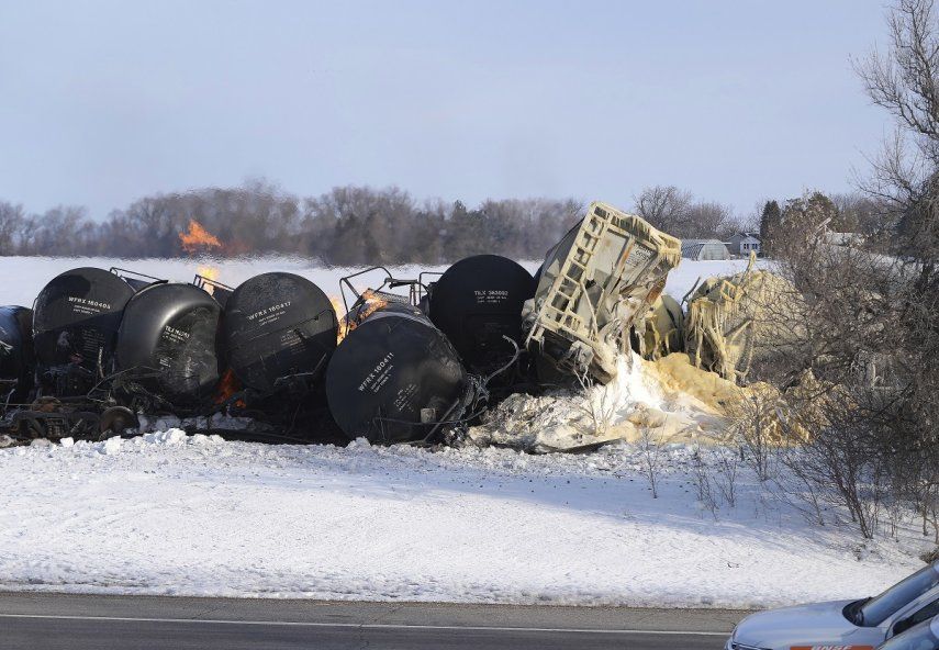 Vagones descarrilados de la empresa BNSF en Raymond, Minnesota, el jueves 30 de marzo de 2023.&nbsp;