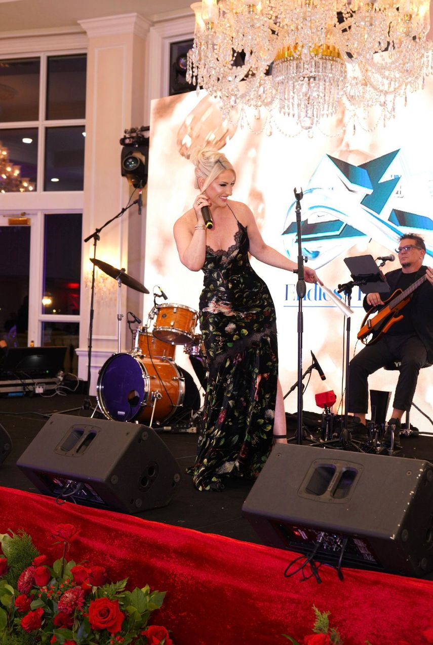 Laura Amores se dirige a los presentes desde el escenario, destacando la importancia del trabajo en equipo y la dedicación de su personal.