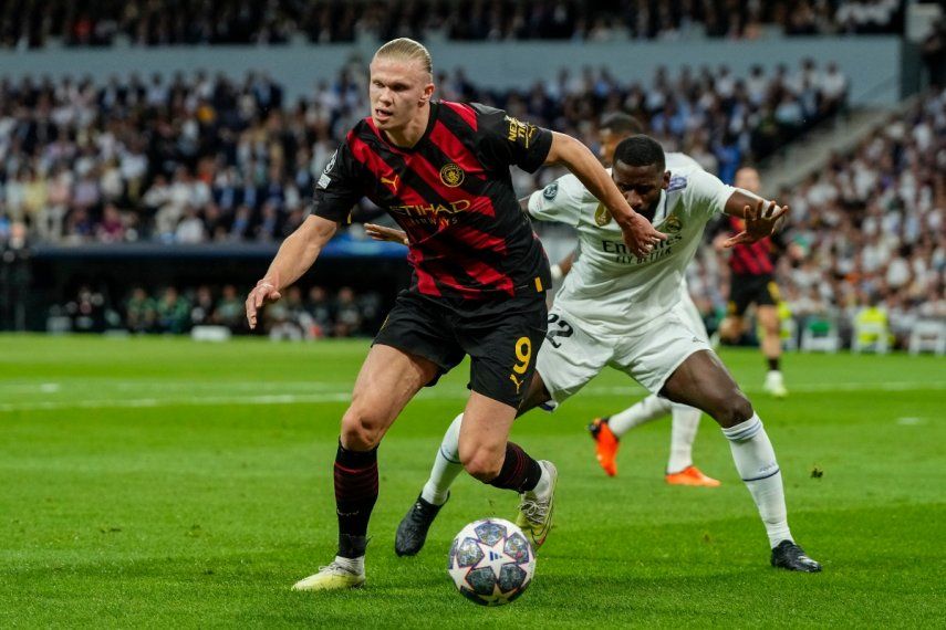 Erling Haaland (izquierda) del Manchester City pugna por el balón con Antonio Rudiger del Real Madrid en la semifinal de la Liga de Campeones, el martes 9 de mayo de 2023.&nbsp;