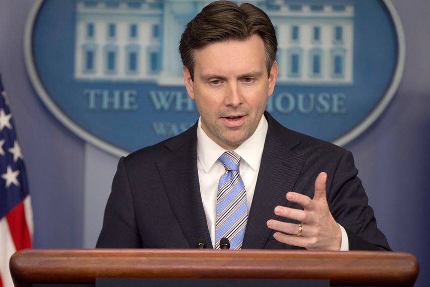 Josh Earnest, secretario de Prensa de la Casa Blanca, habla con reporteros en el Salón Brady de la residencia presidencial, el lunes 12 de enero de 2015, en Washington. (Foto AP/Pablo Martínez Monsiváis)