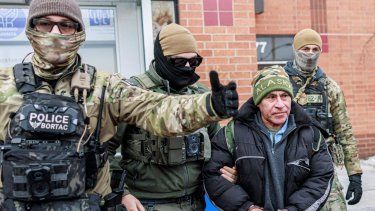 Agentes de la Patrulla Fronteriza de Estados Unidos escoltan a un hombre tras detenerlo cerca de una zona residencial en Minneapolis, Minnesota, el 11 de enero de 2026.