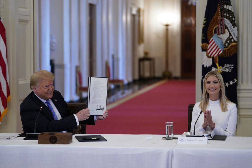 El presidente Donald Trump y su hija Ivanka Trump en un evento en la Casa Blanca en Washington en junio. &nbsp;