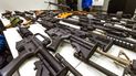 Armas ilegales confiscadas durante un operativo.    