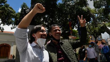 El recientemente indultado y liberado diputado opositor Gilber Caro (derecha) muestra el letrero de la Victoria junto al diputado opositor Freddy Guevara, mientras este &uacute;ltimo abandona la embajada de Chile donde se hab&iacute;a refugiado en 2017, en Caracas, el 9 de septiembre de 2020 d&iacute;as despu&eacute;s del presidente de Venezuela, Nicol&aacute;s. Maduro indult&oacute; a m&aacute;s de 100 legisladores y asociados del l&iacute;der opositor Juan Guaid&oacute;. Maduro el 31 de agosto de 2020 indult&oacute; a los legisladores y asociados de Guaid&oacute;, incluidos Caro y Guevara, con el fin de promover la reconciliaci&oacute;n nacional, hab&iacute;a dicho el gobierno. Guevara hab&iacute;a huido a la embajada de Chile en Caracas en 2017 despu&eacute;s de liderar protestas contra el gobierno que dejaron 125 muertos.