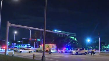 Pasadas las 11 de la noche de este jueves 20 de septiembre varios vehículos de la Policía permanecían en el lugar del tiroteo, cerca del aeropuerto de Miami.