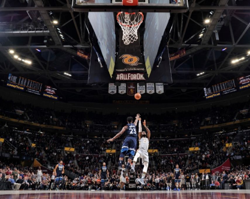 James completó 37 puntos, 15 asistencias y diez rebotes y logró así el triple-doble número 64 de su carrera, el noveno en la actual temporada.