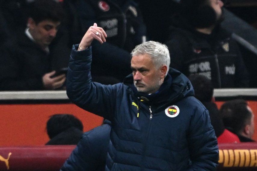 El entrenador portugués José Mourinho, del Fenerbahce, gesticula durante un partido, el 24 de febrero de 2025.