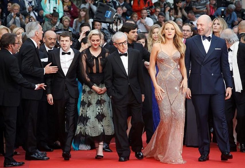 El actor Jesse Eisenberg; la actriz Kristen Stewart; el director Woody Allen; la actriz Blake Lively y el actor Corey Stoll posan durante la apertura del Festival de Cine de Cannes, que se celebra del 11 al 22 de mayo. (EFE). 