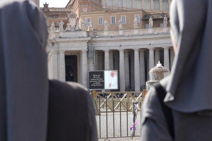 Congregación de fieles en la Plaza de San Pedro tras el anuncio de la muerte del Papa Francisco, a 21 de abril de 2025, en la Ciudad del Vaticano, Roma (Italia). El Papa Francisco ha fallecido a las 7.35 horas de este lunes 21 de abril, a la edad de 88 años, en su residencia de la Casa Santa Marta del Vaticano. El cardenal Kevin Farrell, Camarlengo de la Cámara Apostólica, fue el encargado de anunciar&nbsp;leer más&nbsp;en un vídeo, acompañado del secretario de Estado, Pitro Parolin, y el sustituto de la secretaria de Estado, Edgar Peña Parra, desde la Casa Santa Marta el fallecimiento del Papa Francisco.