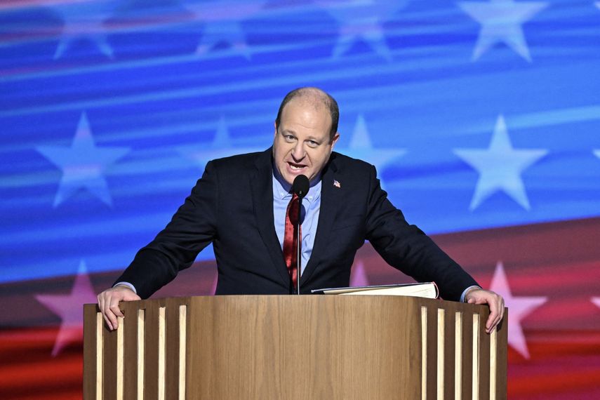 El gobernador de Colorado, Jared Polis, habla durante el tercer día de la Convención Nacional Demócrata (CND) en el United Center de Chicago, Illinois, el 21 de agosto de 2024