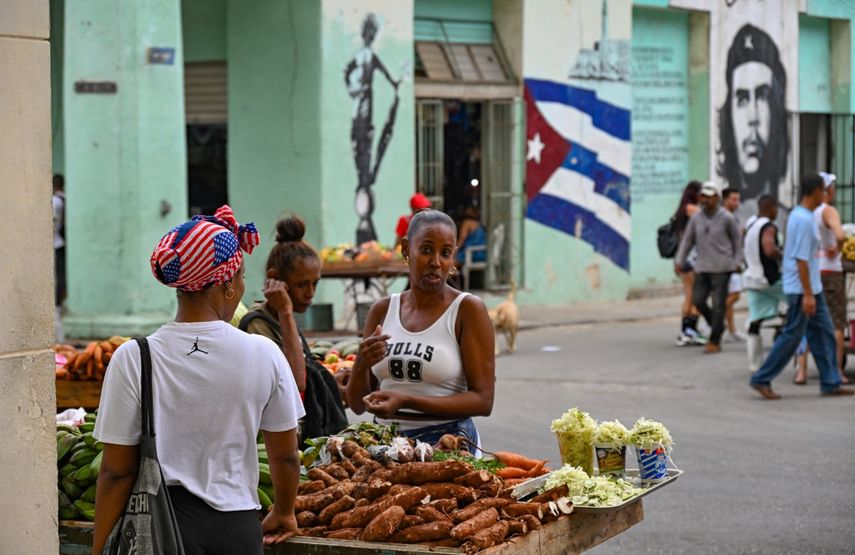 Cubanos compran comida en una calle de La Habana, el 14 de enero de 2025.