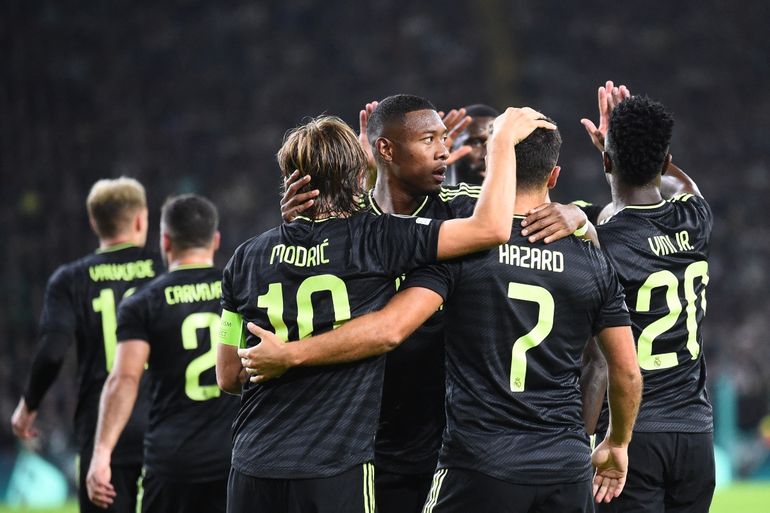 El mediocampista croata del Real Madrid Luka Modric (izquierda) celebra después de marcar el segundo gol de su equipo durante el partido de fútbol del Grupo F de la Liga de Campeones de la UEFA entre Celtic y Real Madrid