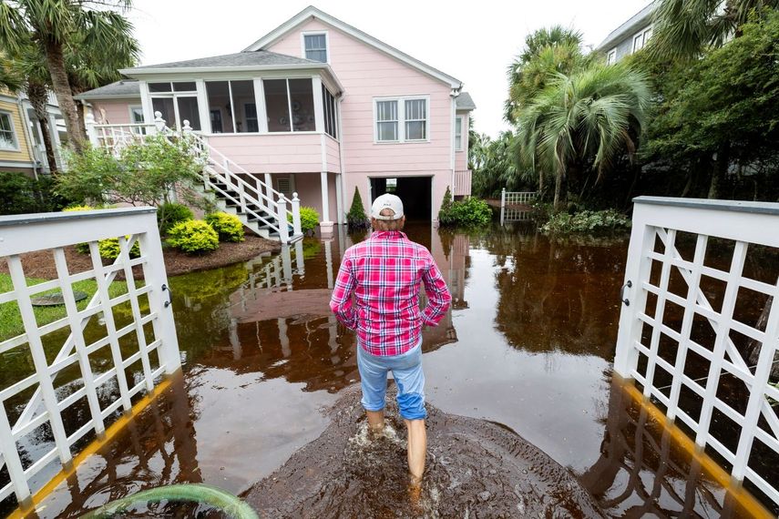 Robert Chesnut recorre su propiedad inundada tras el paso de la tormenta tropical Debby, el jueves 8 de agosto de 2024 en Isle of Palms, Carolina del Sur.&nbsp;