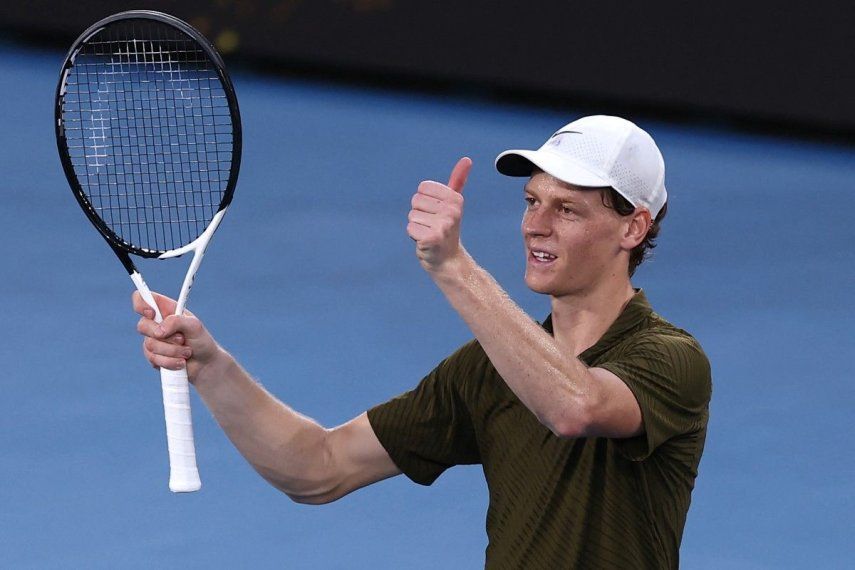 El italiano Jannik Sinner celebra vencer al italiano Luciano Darderi en su partido individual masculino en el noveno día del torneo de tenis Abierto de Australia en Melbourne el 26 de enero de 2026.&nbsp;