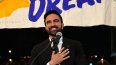 El candidato a la alcaldía de Nueva York, el representante estatal Zohran Mamdani (demócrata por Nueva York), habla con sus simpatizantes durante una reunión electoral en The Greats of Craft LIC el 24 de junio de 2025, en el barrio de Long Island City, en el distrito de Queens, Nueva York.&nbsp; 