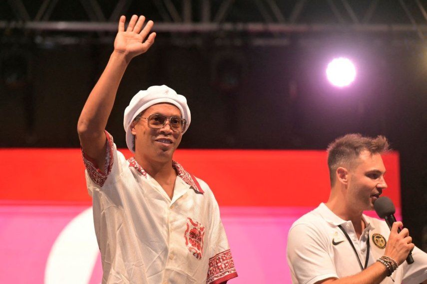 El legendario jugador brasileño Ronaldinho saluda a los fanáticos durante su presentación oficial con el Ravenna FC, el 20 de agosto de 2026.