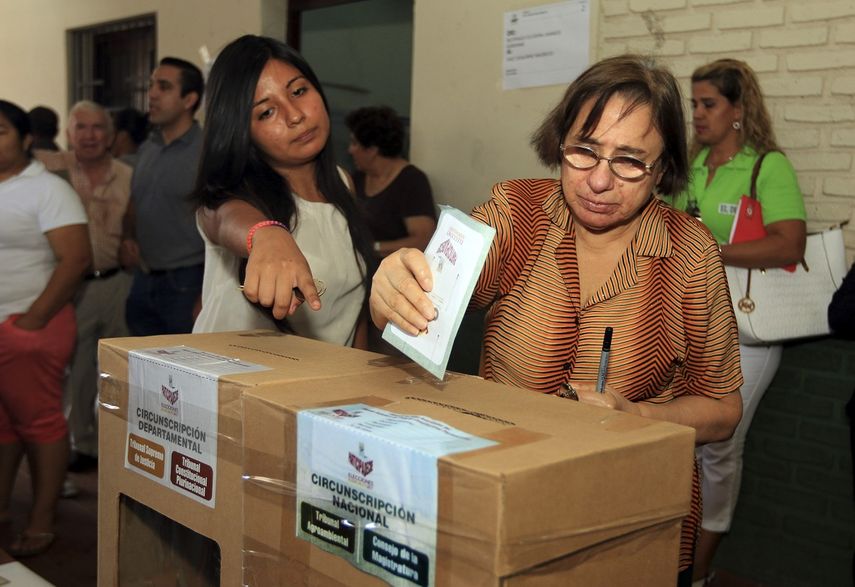 Ciudadanos de Santa Cruz ejercen su derecho al voto el domingo 3 de diciembre de 2017 durante la jornada de comicios para elegir a los magistrados de los máximos tribunales de Bolivia.&nbsp;
