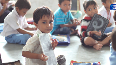 disena mochila que puede convertirse en escritorio